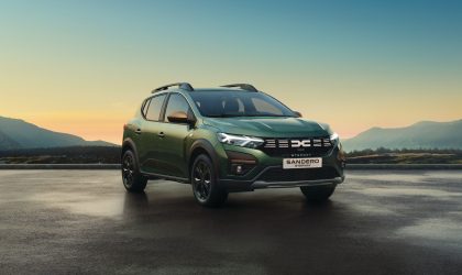R-DAM_1581917-5000 Dacia Sandero Stepway parkerad med fin utsikt