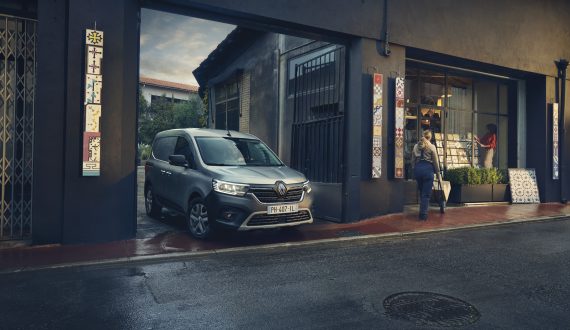 Renault Express kör ut bredvid en butik