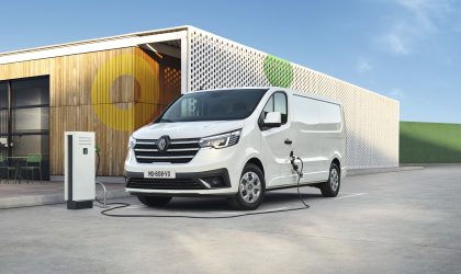 Renault Trafic E-tech 100% electric står och laddar