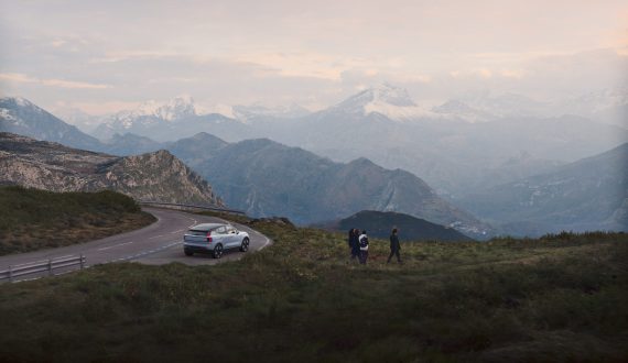 Volvo EX30 parkerad med utsikt över fjällmassiv