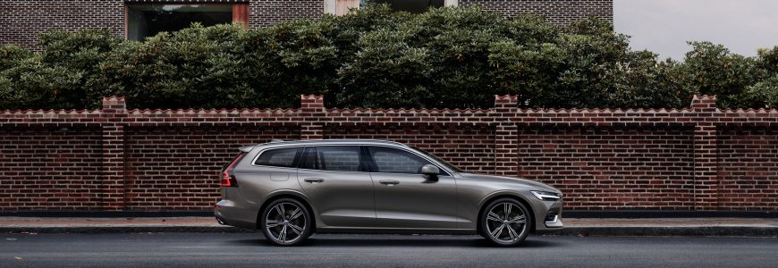 Volvo V60 vid fint hus