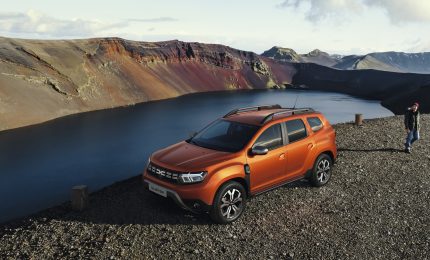 Dacia Duster vid berg och sjö