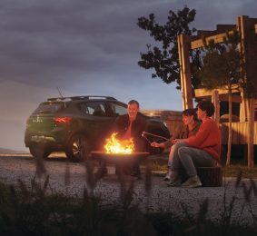 Dacia Sandero parkerad vid lägereld