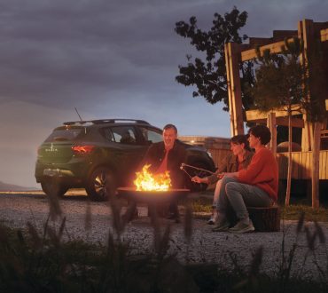 Dacia Sandero parkerad vid lägereld