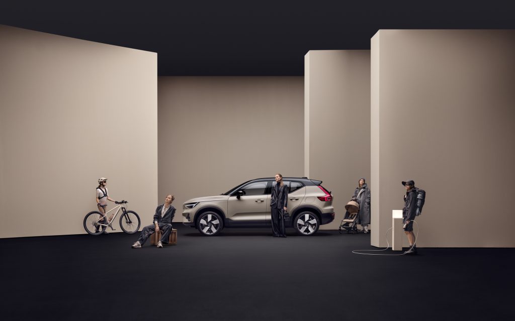 Volvo EX40 mad aktiva människor omkring