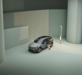 Grön Volvo EX40 vid laddstolpe