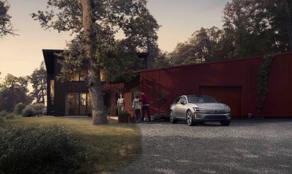 AKQA0090_ES90_HouseWithTalent Volvo ES90 parkerad hemma på uppfarten