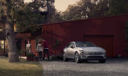 Volvo ES90 parkerad hemma på uppfarten