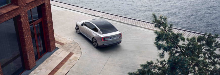 Volvo S90 kör i stadsmiljö vid vatten