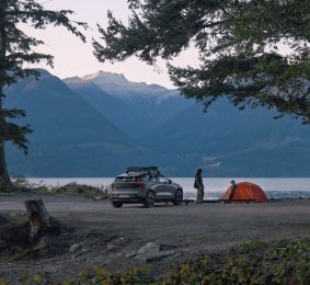 Volvo EX30CC redo för camping vid sjö
