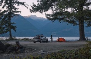 Volvo EX30CC redo för camping vid sjö
