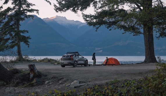 Volvo EX30CC redo för camping vid sjö