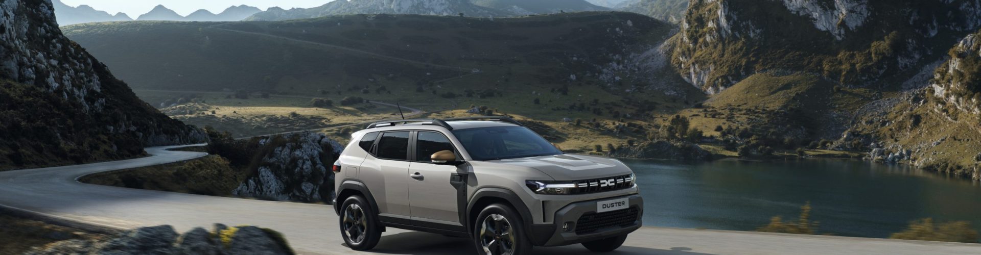 Dacia Duster hybrid på bergsväg