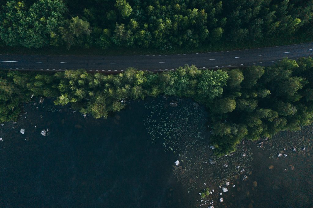 Väg vid sjö ovanifrån