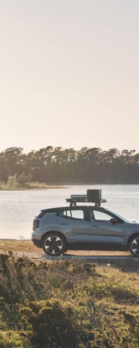 EX30 vid sjö med lastkorg på taket