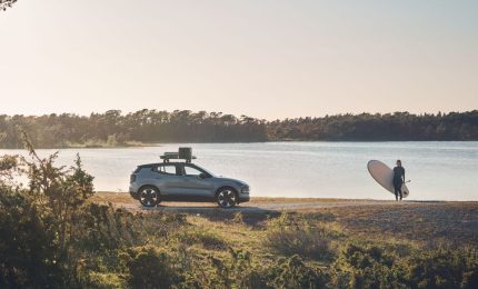 EX30 vid sjö med lastkorg på taket