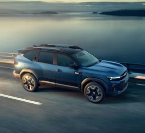 Dacia Bigster på väg vid vatten