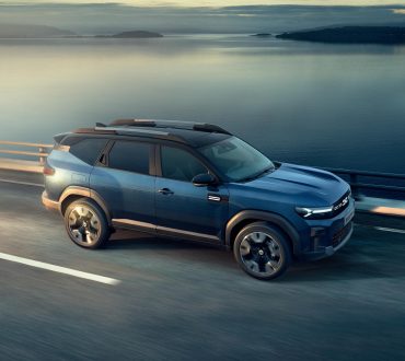 Dacia Bigster på väg vid vatten