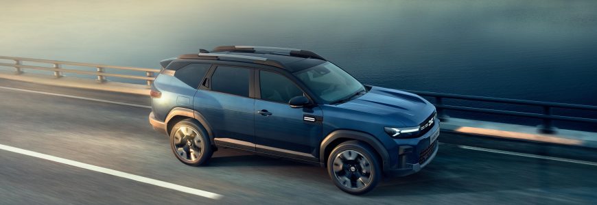 Dacia Bigster på väg vid vatten