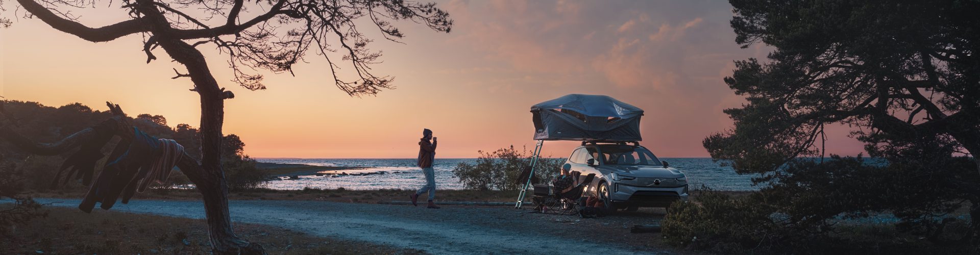 Volvo EX90 med taktält vid vatten