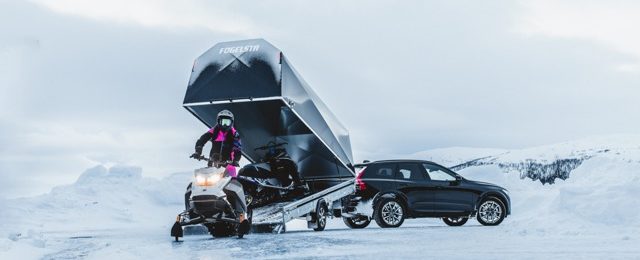 Skoter kör ut ur Fogelsta skotersläp