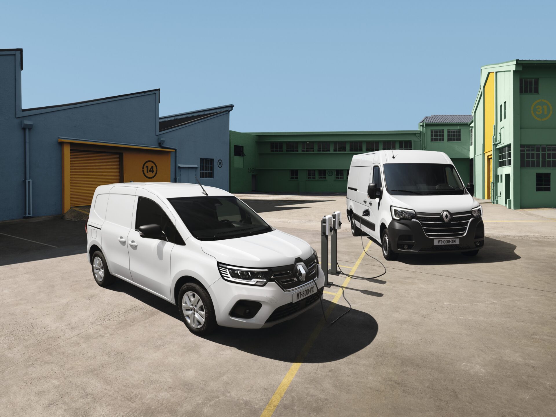 Renault Kangoo och Master står och laddar