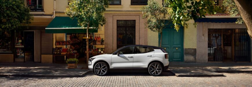 Volvo EX30 parkerad i lummig stadsmiljö
