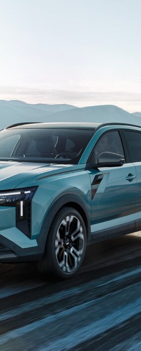 Dacia Striker kör i solsken