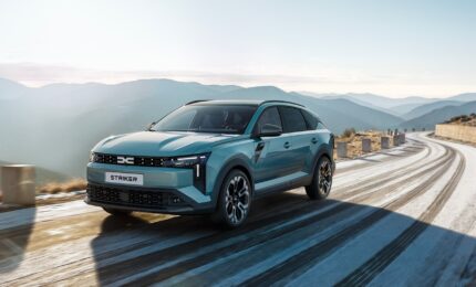 Dacia Striker kör i solsken